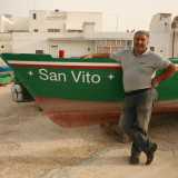 Qui incontriamo Domenico, un pescatore di 54 anni che pur vivendo a Polignano mantiene il suo gozzo ormeggiato a San Vito 